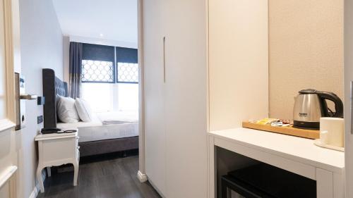 Deluxe Room with Sea View image 4