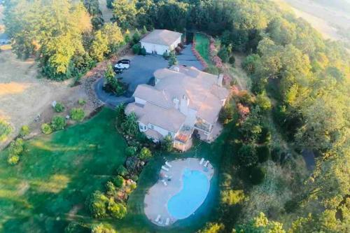 8 Acre Luxury vineyard villa, pool, 2 hot tubs