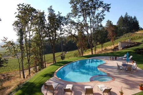 8 Acre Luxury vineyard villa, pool, 2 hot tubs