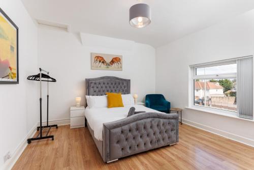 Flatzy - Sleeps 16 Near Football Ground & Ping Pong Table near Neon Jamon