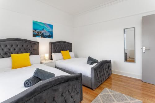 Flatzy - Sleeps 16 Near Football Ground & Ping Pong Table