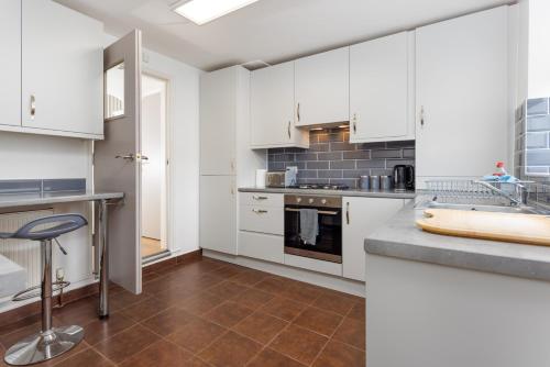 Facilities, Flatzy - Sleeps 16 Near Football Ground & Ping Pong Table near Neon Jamon