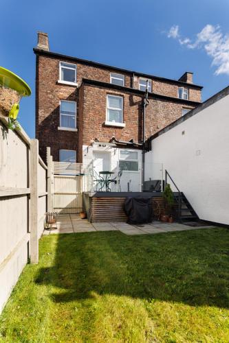 Exterior view, Flatzy - Sleeps 16 Near Football Ground & Ping Pong Table near Neon Jamon