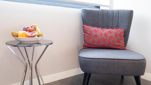 Family Room with Garden View image 8