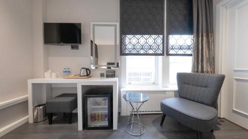 Deluxe Room with Garden View image 10