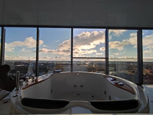 Premium Sky Jacuzzi Apartment