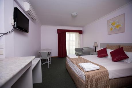 Hume Villa Motor Inn Hume Villa Motor Inn is conveniently located in the popular Fawkner area. Both business travelers and tourists can enjoy the propertys facilities and services. Service-minded staff will welcome and g