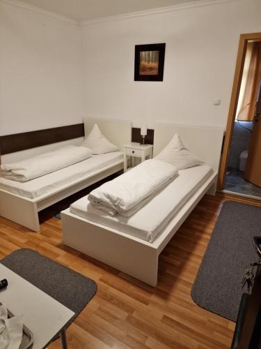 2 twin beds