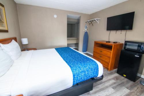 Ramada by Wyndham Pueblo - main image