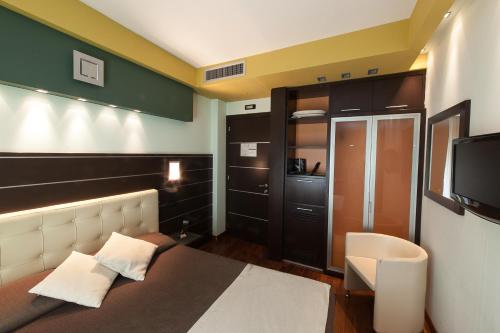 Deluxe Double Room image 2