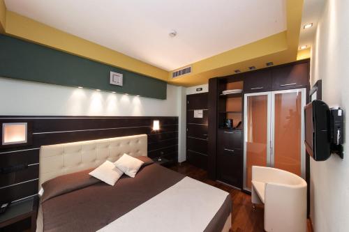 Deluxe Double Room image 4