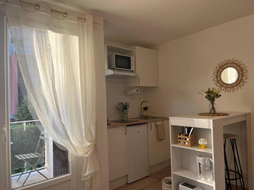 Kitchen, *La Pampa, Studio, Parking, Clim, Hopitaux/Fac* in Saint-Eloi