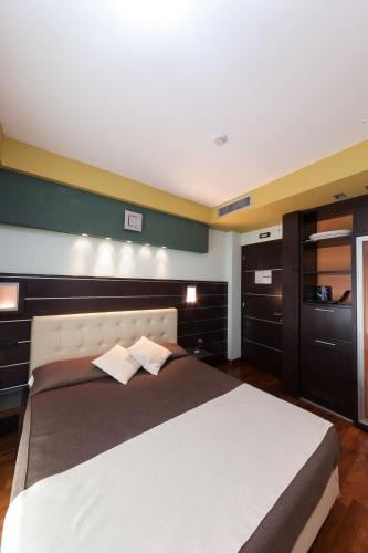 Deluxe Double Room with Lake View image 4