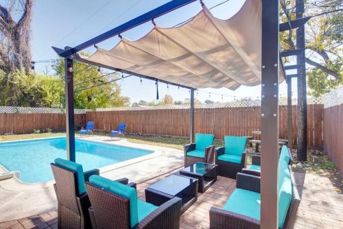 Good Vibes 4 Bedroom with Private Pool, Close to Houston Loop in Houston, USA