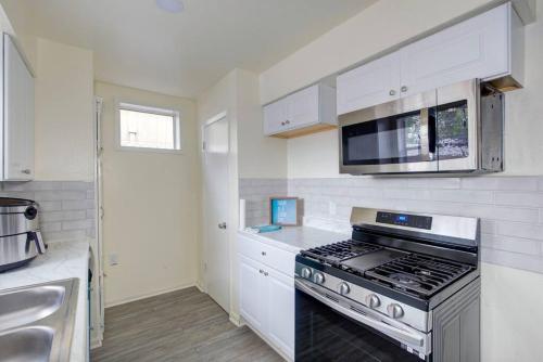 Good Vibes 4 Bedroom with Private Pool, Close to Houston Loop in Houston, USA