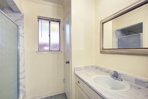 Good Vibes 4 Bedroom with Private Pool, Close to Houston Loop in Houston, USA