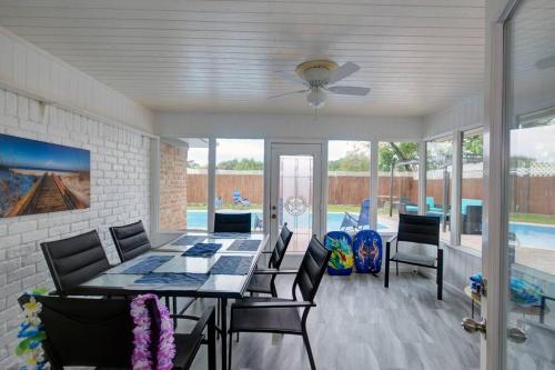 Good Vibes 4 Bedroom with Private Pool, Close to Houston Loop in Houston, USA