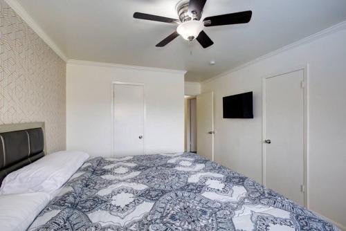 Good Vibes 4 Bedroom with Private Pool, Close to Houston Loop in Houston, USA