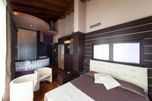 Suite with Lake View and Hot Tub  image 9