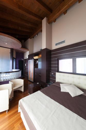 Suite with Lake View and Hot Tub  image 8