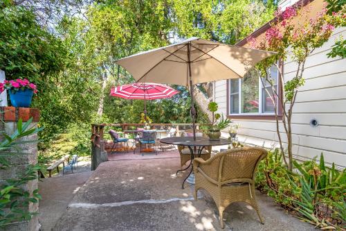 Cinnamon Bear Creekside Inn