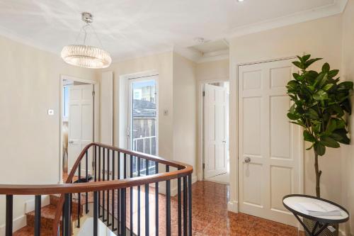 Livestay-Knightsbridge Mews House with Private Parking and Private Patio