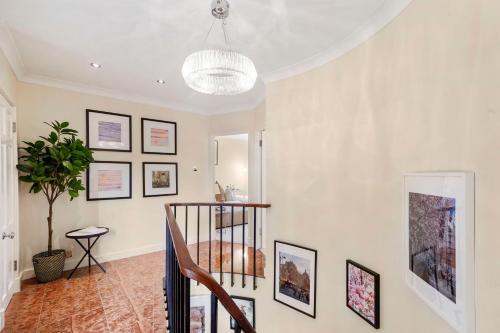 Livestay-Knightsbridge Mews House with Private Parking and Private Patio
