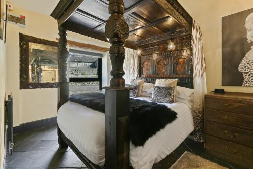 Romantic four poster Cottage private outdoor Hot Tub & Sauna at Harthill Hall plus private daily use of indoor pool and sauna 1 hour per day