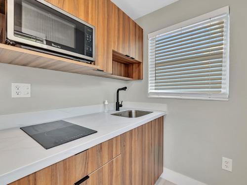 The Shell on Walnut Studio Hollywood Beach Free Parking in Dania Beach, USA