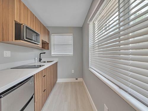 The Shell on Walnut Studio Hollywood Beach Free Parking in Dania Beach, USA