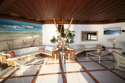 bar/salon, Colonna Galapagos Boutique Hotel in Azeda & Azedinha Beaches