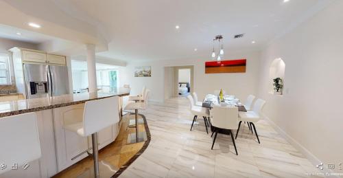 Hollywood Beach Private 4-bed 3-bath Villa in Hollywood, USA