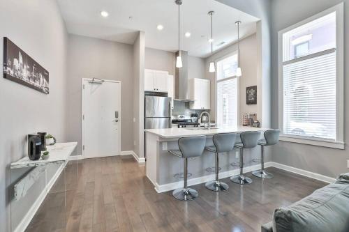 **NEW mOdernLUX best OTR condo *Park ONsite** thumb 3