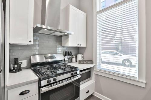 **NEW mOdernLUX best OTR condo *Park ONsite** in Cincinnati, USA