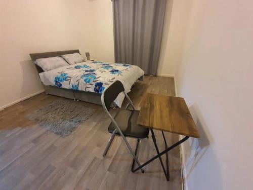 Spacious Double Bedroom Greater Manchester - Accommodation - Middleton