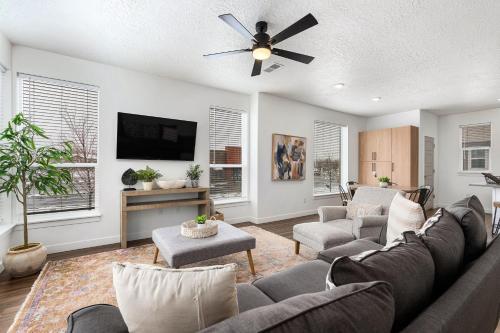 Stunning Modern Luxury Townhome in Central Locale image