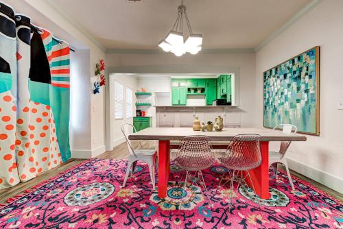 Color Pop Cottage - Half mile from Plaza district