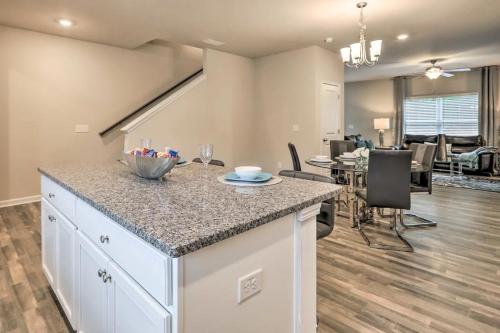 Konyha, Modern 3BR Townhome 10 mins to Downtown ATL in East Atlanta