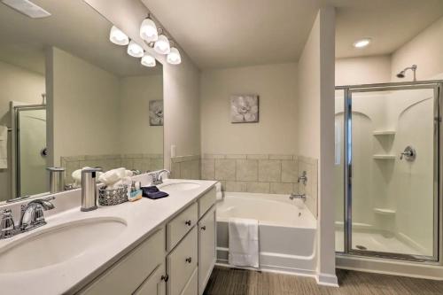 Fürdőszoba, Modern 3BR Townhome 10 mins to Downtown ATL in East Atlanta