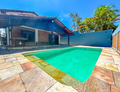 Casa com piscina e lazer proximo a Praia Guaruja