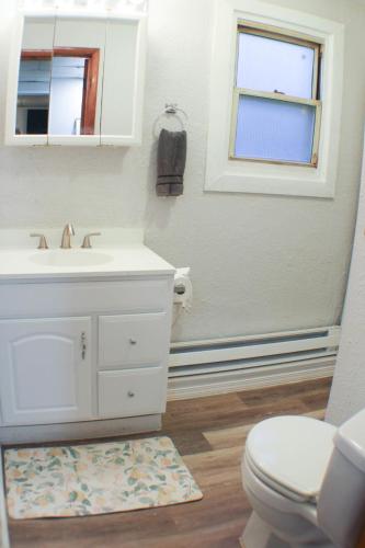 California Ave - 2 BR - Home Away from Home! in Pittsburgh, USA