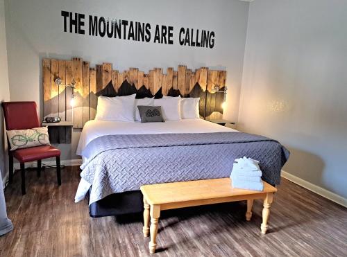 1 king bed, 2 bunk beds