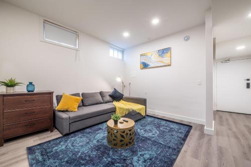 Guestroom, Spacious Newly Renovated 1 Bedroom Suite in Halifax (NS)