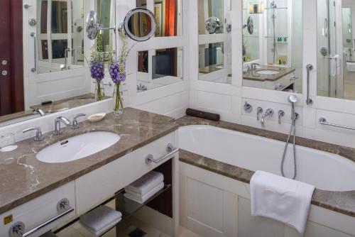 Futian Shangri-La, Shenzhen,Near to Shenzhen Convention&Exhibition Centre, Futian Railway Station