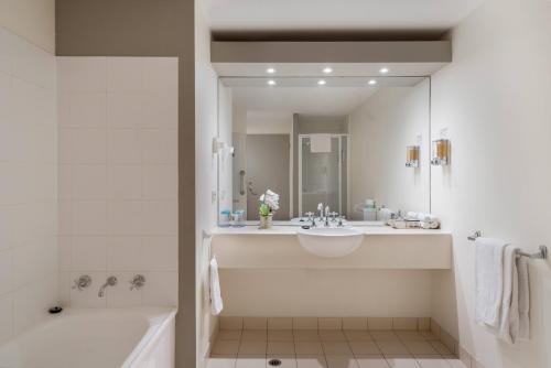 Bathroom, Park Regis - Griffin Suites in St. Kilda Road