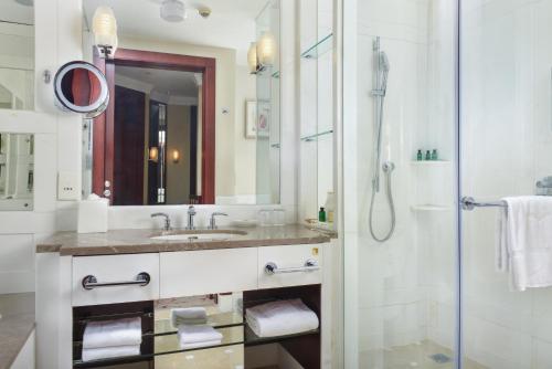 Futian Shangri-La, Shenzhen,Near to Shenzhen Convention&Exhibition Centre, Futian Railway Station