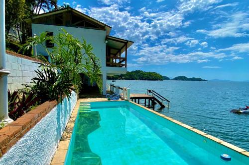 Casa beiramar com piscina na Ilha de Itacuruca RJ