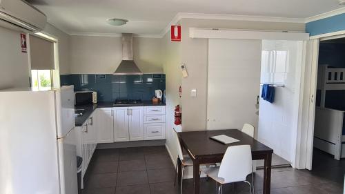 Kitchen, Banana Coast Caravan Park Hotel in Coffs Harbour