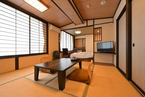 Chambre quadruple, salle de bain partagée