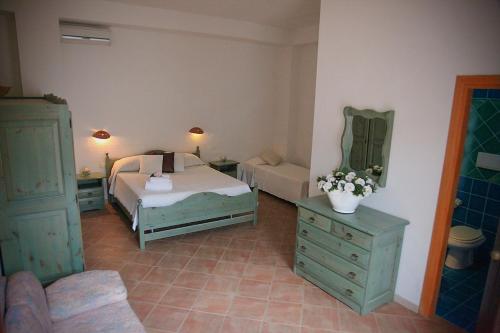4 twin beds